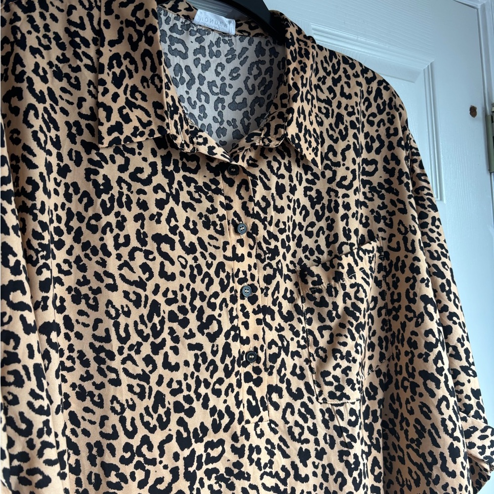 Chic Leopard Print Blouse - Picture 3 of 4